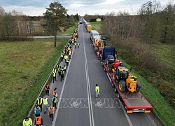 Ukraine sử dụng tàu hỏa vận chuyển xe tải bị mắc kẹt ở biên giới với Ba Lan