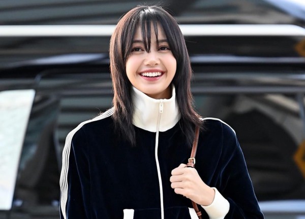 Hậu tin đồn sống chung bạn trai CEO, Lisa (BLACKPINK) được fan Hàn cám ơn vì tái ký, phản ứng gây chú ý