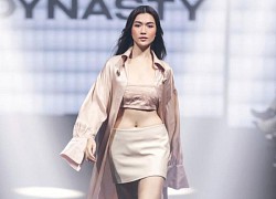 Hoa hậu Ngọc Châu, Á hậu Lệ Hằng mặc áo choàng quét đất catwalk