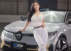 MC thể thao người Indonesia khoe thân hình nóng bỏng bên xe hơi