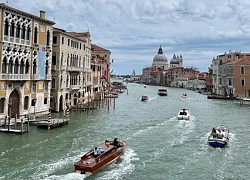 Nhóm du khách làm lật thuyền vì mải chụp ảnh tự sướng trên kênh đào Venice