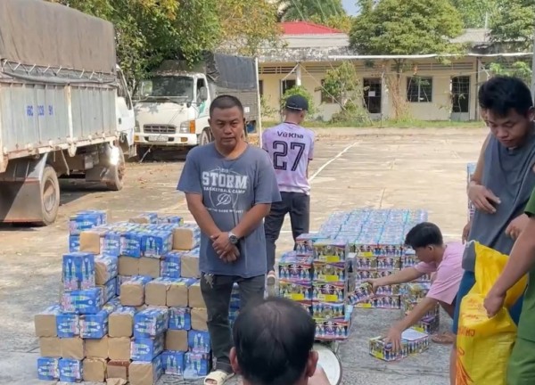 "Nhồi" 1,3 tấn pháo lên xe tải rồi ung dung lái về TP Hồ Chí Minh