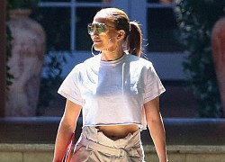 U60 Jennifer Lopez gây sốc khi diện crop top mạ bạc hở ngực lên phát biểu