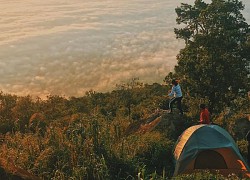 Du khách kéo lên núi Bà Đen trốn nóng