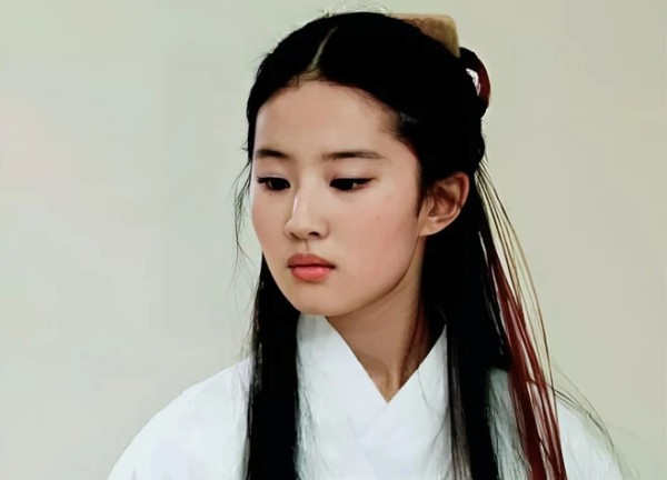 Hot lại tạo hình Tiểu Long Nữ bị loại bỏ của Lưu Diệc Phi, vì kiểu tóc mà suýt mang danh "xấu nhất lịch sử"