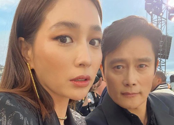 Lee Byung Hun và Lee Min Jung đón con thứ 2 chào đời, tài tử quyền lực kề cận chăm sóc vợ mới sinh