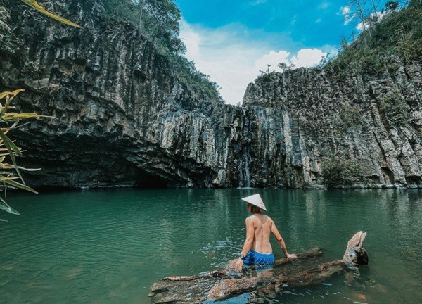 Vẻ đẹp thác Vực Hòm giữa lòng Phú Yên