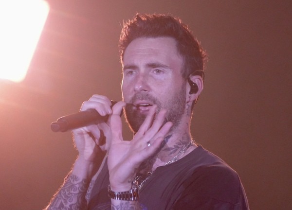 Thủ lĩnh Maroon 5 cởi phăng áo, hôn gió, quyến rũ khán giả ở Việt Nam