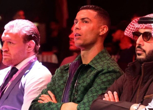 Ronaldo gây tranh cãi khi từ chối bắt tay McGregor