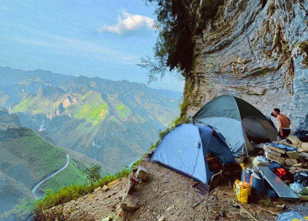 Cắm trại 'nghìn sao' trên vách đá ở Hà Giang