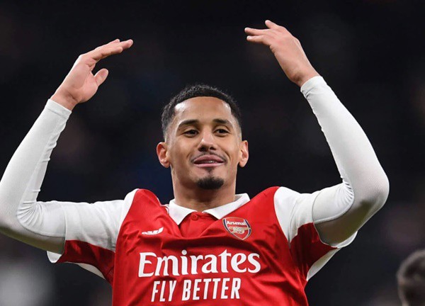 Saliba đủ sức soán ngôi Van Dijk?