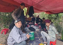 40 cảnh sát bắt sòng bạc trong rừng
