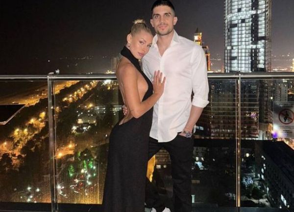 Bartra công khai tình cảm với Instagramer quyến rũ nhất Tây Ban Nha