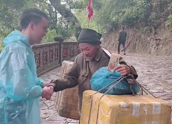 Cụ ông 71 tuổi gánh 40kg, leo 8km dốc trên đỉnh Yên Tử suốt 30 năm