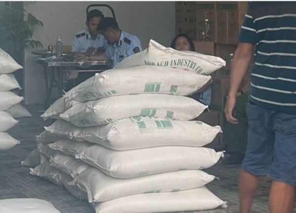 Phát hiện 10 tấn đường cát không rõ nguồn gốc