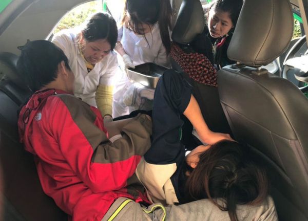 Thai phụ tới cổng bệnh viện thì chuyển dạ : Được bác sĩ đỡ đẻ trên xe