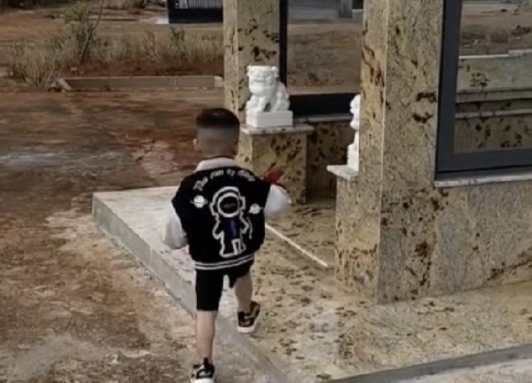 Thương bé trai được mẹ dẫn ra thăm mộ bố, hồn nhiên gọi "bố ơi"