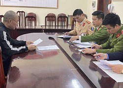 Uống bia rượu, nam tài xế lao thẳng xe ôtô vào cảnh sát rồi túm cổ vật ngã 1 thượng uý