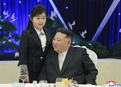 Chủ tịch Triều Tiên Kim Jong-un cùng con gái đến thăm doanh trại quân đội