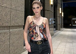 Hot girl An Tây thả dáng bên rèm cửa đủ khoe đường cong