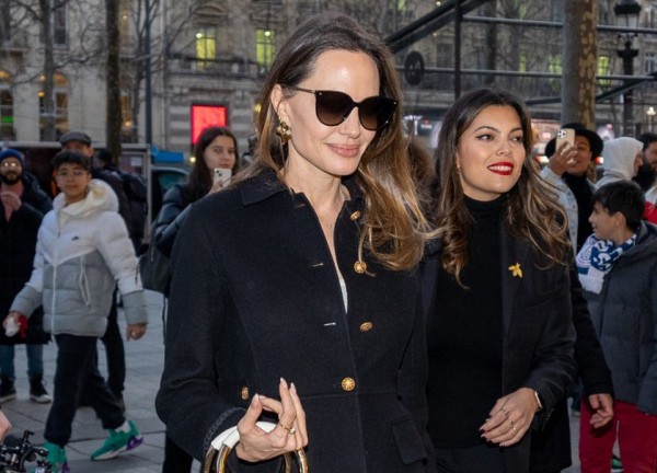 Angelina Jolie được đông đảo fans vây quanh khi đến Paris