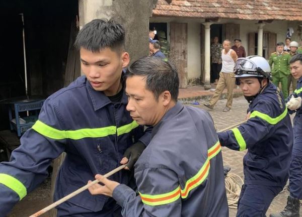 Giải cứu người đàn ông rơi xuống giếng sâu 25m ở Hà Nội