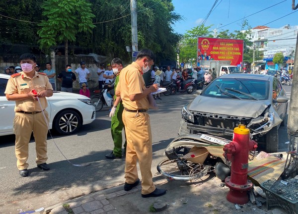 Xe ô tô tông chết bà cụ đi xe đạp