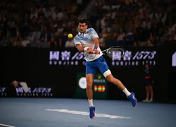 Djokovic bị đối xử như "gã hề", vẫn đáp lại bằng thái độ "quý ông"