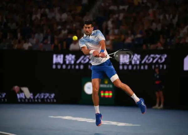 Djokovic bị đối xử như "gã hề", vẫn đáp lại bằng thái độ "quý ông"