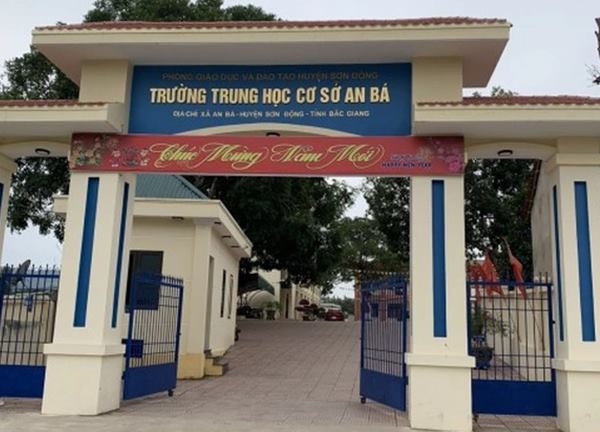 Nữ sinh lớp 7 tự sinh con trong nhà vệ sinh: Hé lộ cha đứa trẻ