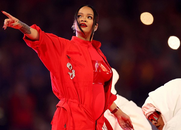 Rihanna nhận cát-xê 0 đồng khi diễn tại Super Bowl