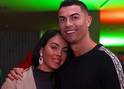 Ronaldo ngọt ngào với đội nữ Al Nassr và nhân tình