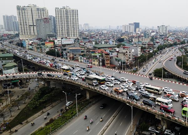 Ác mộng tắc đường: Mất 30 phút vượt qua đoạn đường chưa tới 1km