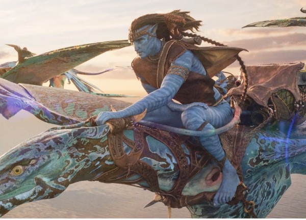 'Avatar: The Way Of Water' trụ vững tại phòng vé, bất chấp 'Người Kiến'