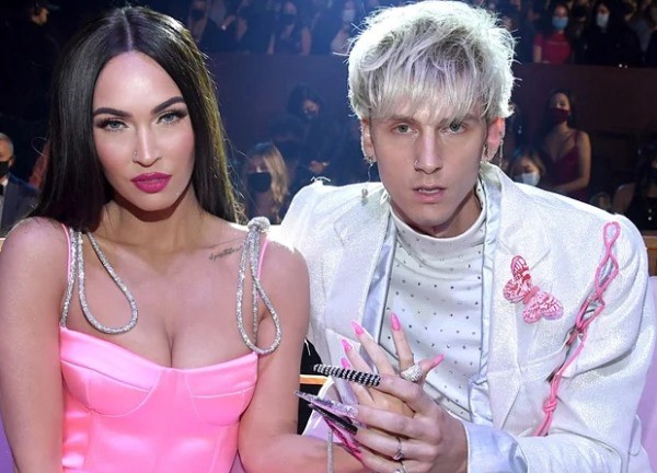 Megan Fox tìm thấy các tin nhắn đáng ngờ trên điện thoại của Machine Gun Kelly