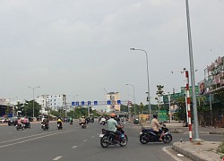 Người phụ nữ đi xe đạp ngược chiều va chạm với ô tô gây 'bão' ở TP.HCM