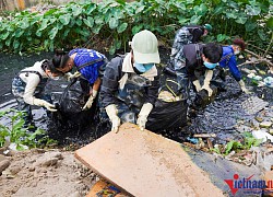 Lội kênh hôi thối hàng giờ, nhóm bạn trẻ vớt lên những thứ ai nhìn cũng sợ