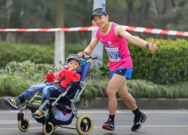 Người cha đồng hành cùng con trai bại não tham gia 56 cuộc thi marathon