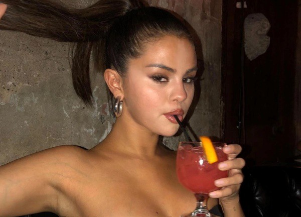 Selena Gomez công bố bức ảnh từng xoá đi vì sợ hở quá đà, ai dè khiến Gigi Hadid và hơn 13 triệu fan phát sốt