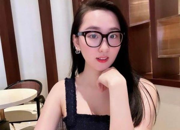 Hot girl đẹp nhất Đà Nẵng xả ảnh áo tắm khoét táo bạo