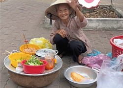 Cụ bà bán ổ bánh mỳ 5 nghìn vì thương công nhân nghèo