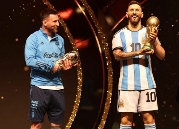 Messi đánh bại Ronaldo trong cuộc chiến tạc tượng