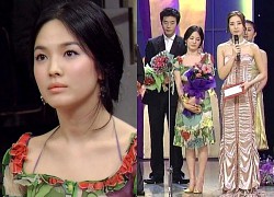 Song Hye Kyo lén làm điều này khi đứng bên tài tử Kwon Sang Woo trên sân khấu 20 năm trước