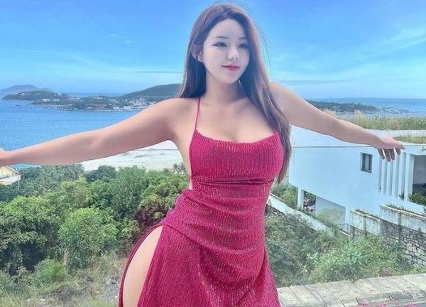 Hot girl body đồng hồ cát đẹp siêu thực trong đồ tập bó sát