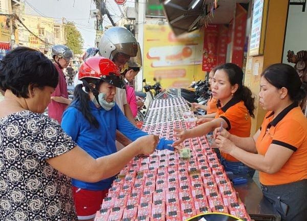 Người đàn ông miền Tây trúng số, đem hết "lộc trời" giúp người thân