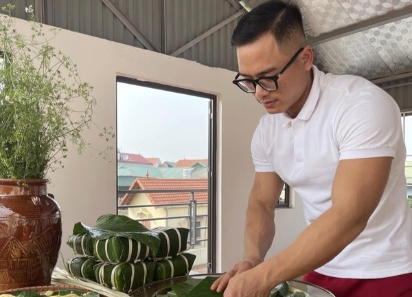 Biết mẹ không thích ăn nhà hàng, chàng trai tự tay vào bếp làm tặng mẹ