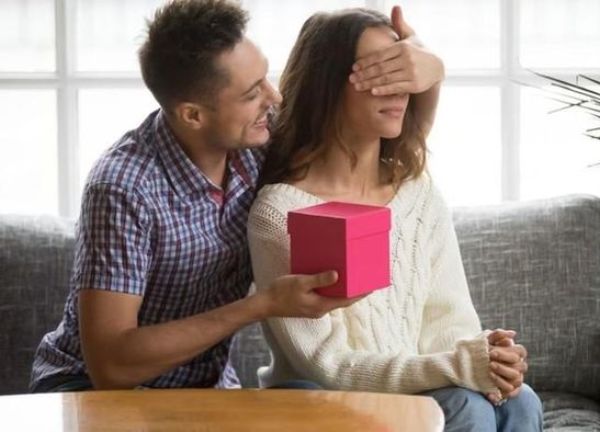 'Cánh mày râu' áp dụng ngay 9 hành động đốn tim nàng ngày 8/3