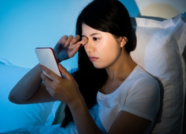 Than thở trên facebook 8/3 không có gì, 5 phút sau tiếng "ting ting" nhận từ người phụ nữ chồng yêu khiến tôi khóc oà