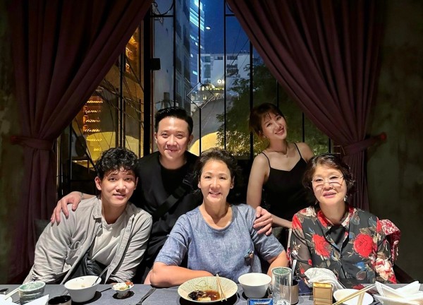 Trấn Thành đưa gia đình nhà vợ đi ăn sau ồn ào "bao rạp"