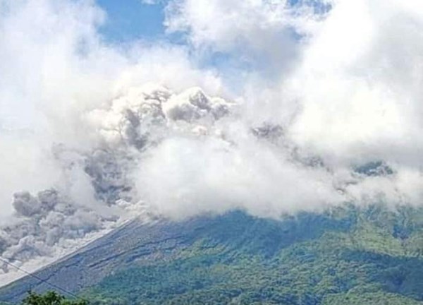 Cận cảnh núi lửa Merapi ở Indonesia phun trào